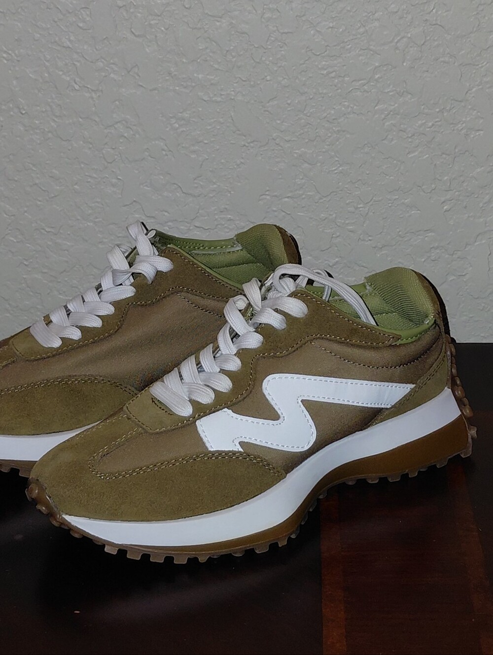 Steve Madden Women's Sz 7.5M Campo Olive White Logo Sneakers Comfort NWT - Picture 4 of 13